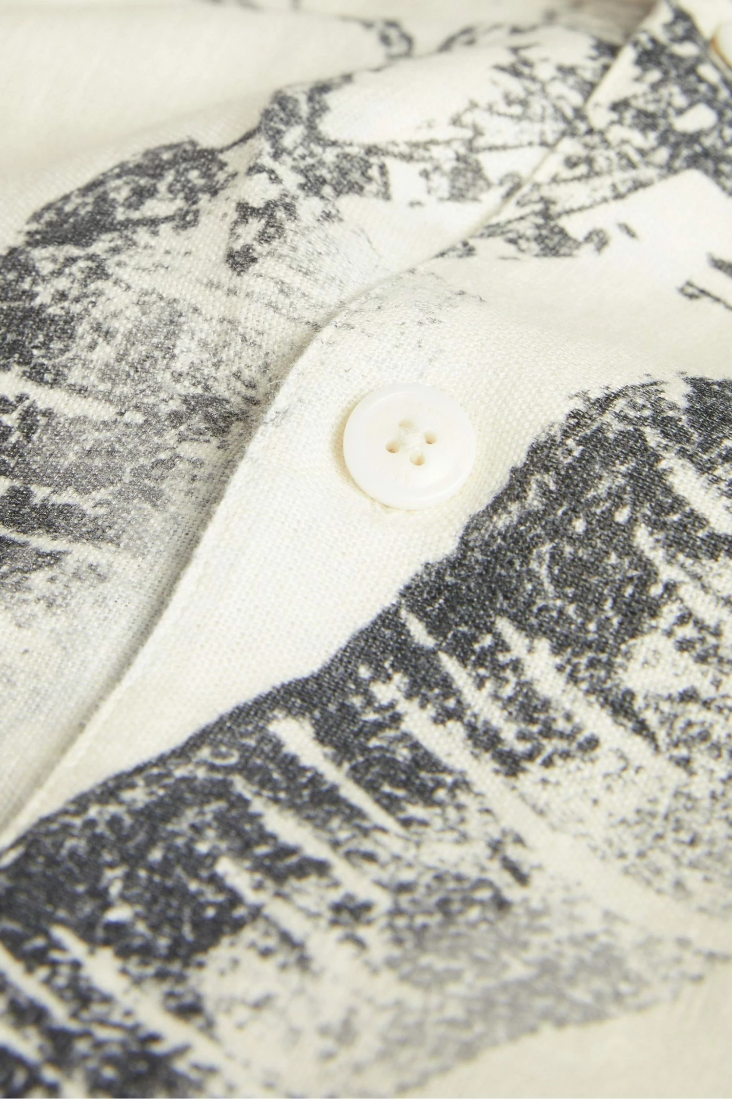 Ted Baker Lenon White Short Sleeve Carrot Print Shirt 5 Ted Baker Lenon White Short Sleeve Carrot Print Shirt - Image 3