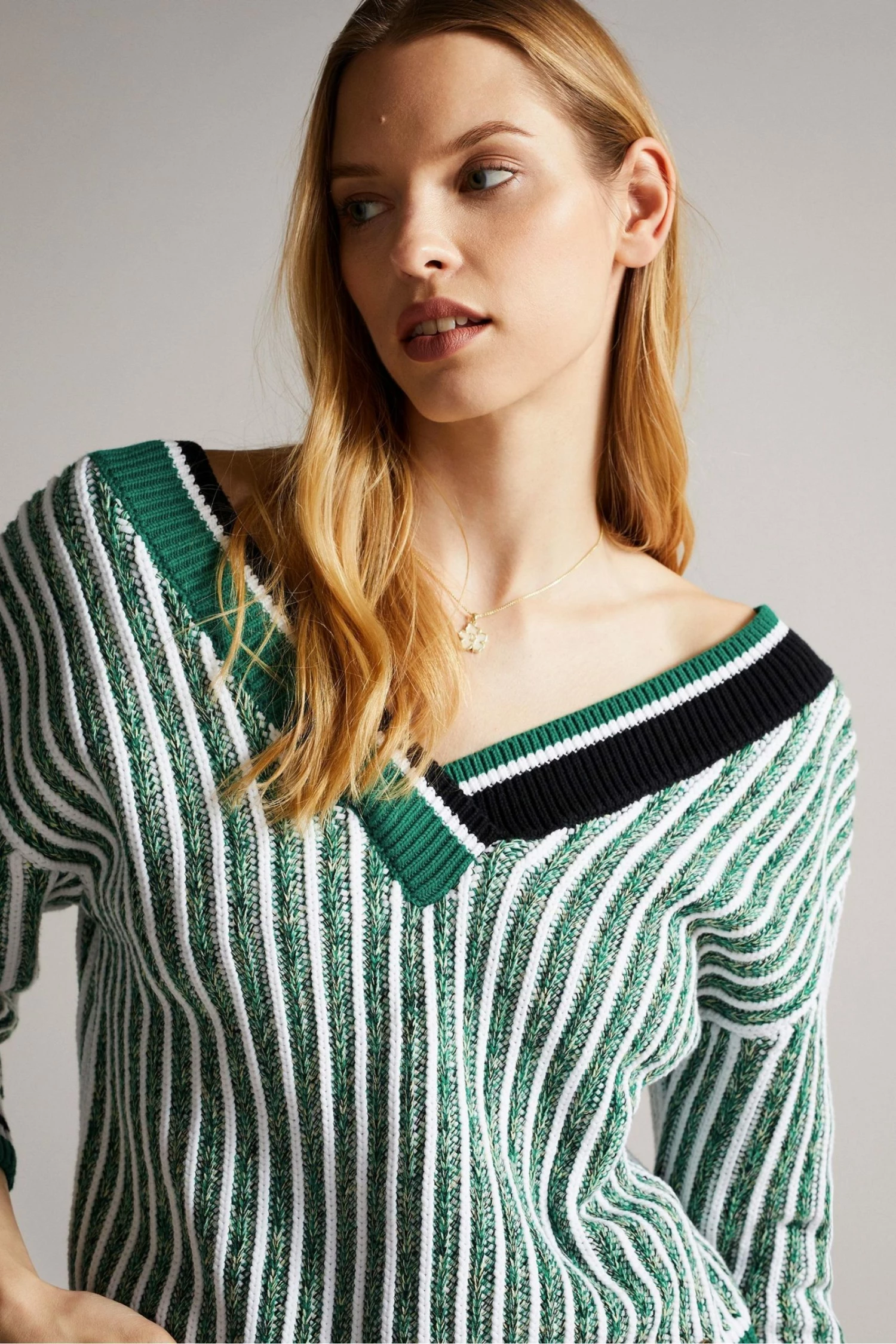 Ted Baker Edora Mid Green V-Neck Stitch Detailed Sweater 5 Ted Baker Edora Mid Green V-Neck Stitch Detailed Sweater - Image 3
