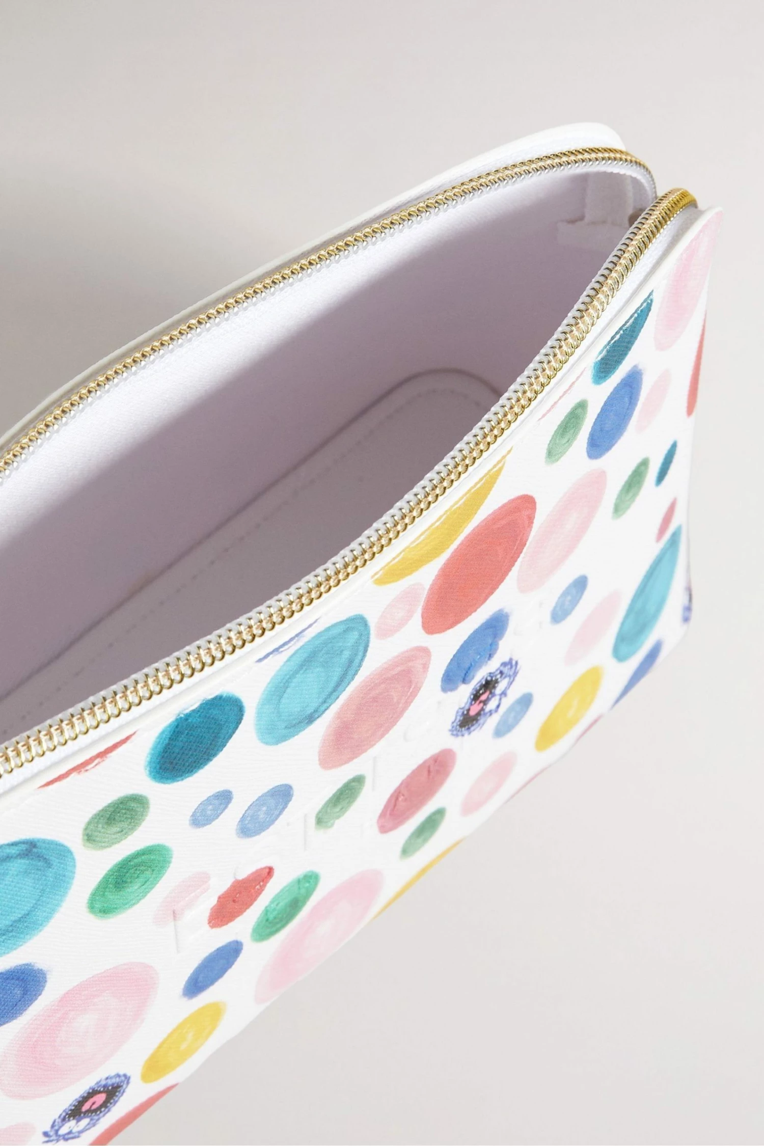 Ted Baker Matila White Flirty Texture Monster Spot Makeup Bag 5 Ted Baker Matila White Flirty Texture Monster Spot Makeup Bag - Image 3